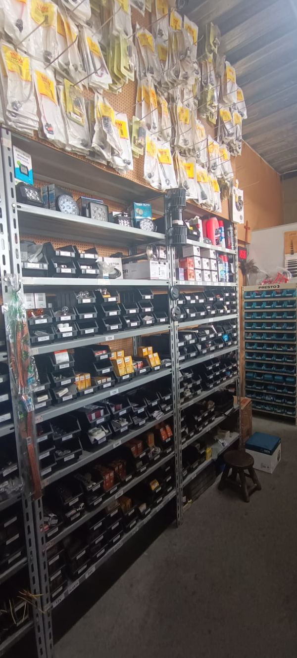 Prateleiras de peças na loja