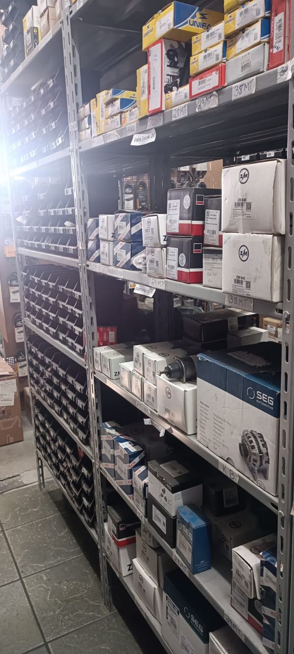 Caixas de peças nas prateleiras do estoque