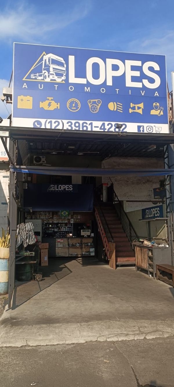Fachada da Lopes Automotiva com o letreiro