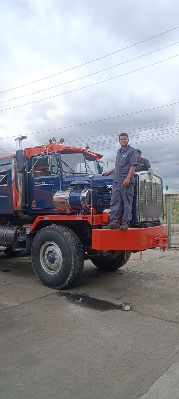 Técnico na frente de um cavalo mecânico de grande porte