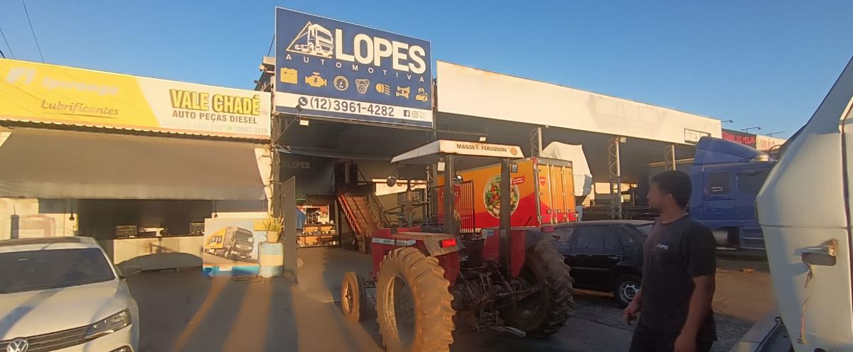 Pátio e fachada da Lopes no fim da tarde